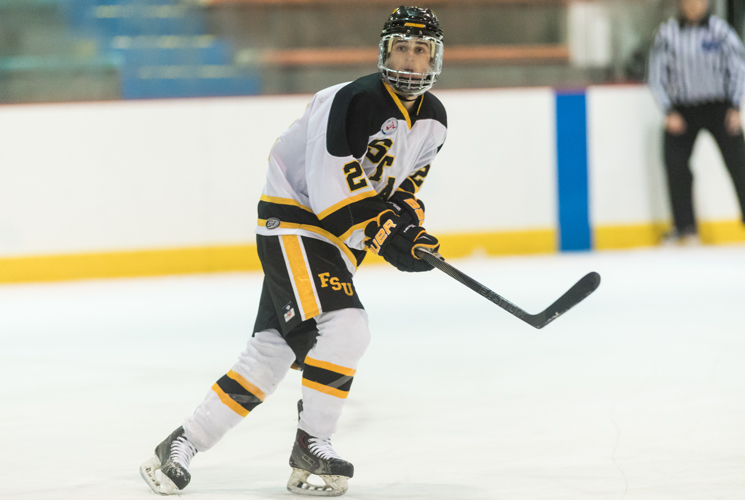 UMD Edges Ice Hockey 6-3