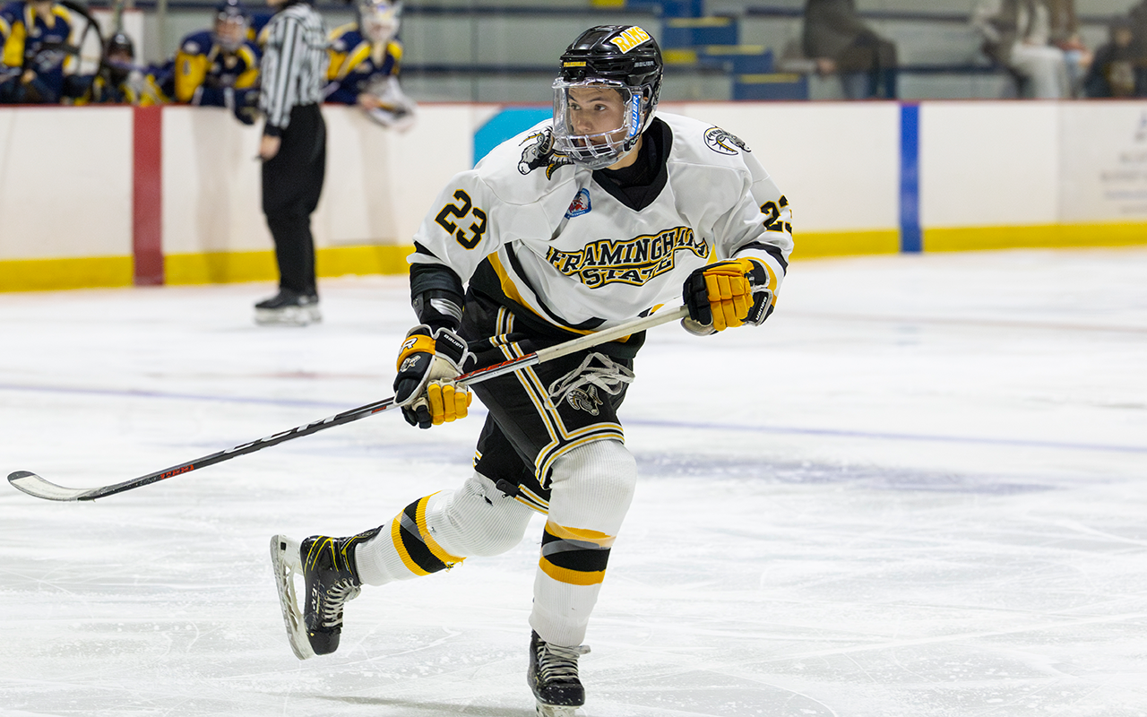 Castleton Breaks Through in Third to Defeat Men's Ice Hockey