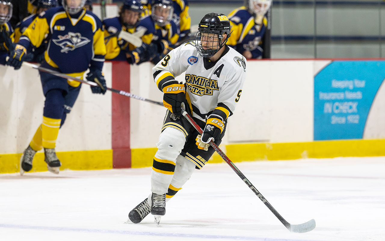 Westfield Sneaks by Men&rsquo;s Ice Hockey