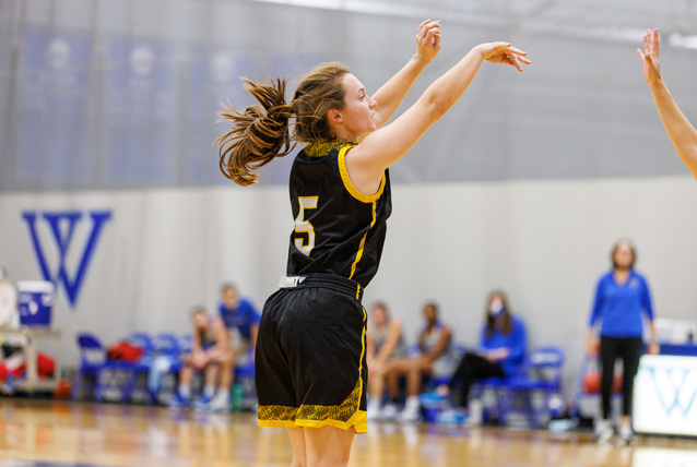 Women&rsquo;s Basketball Stays Unbeaten in MASCAC Play; Down Owls 77-72